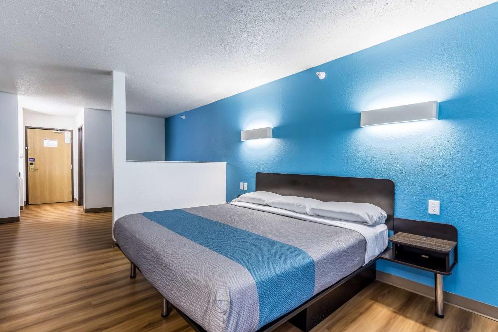 Deluxe King Room interior